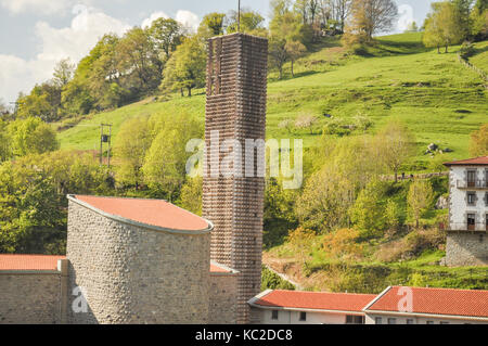 Sanctuaire d'Arantzazu se dresse sur le bord d'une falaise et dans un endroit rocailleux, à Oñati, Pays Basque. Banque D'Images