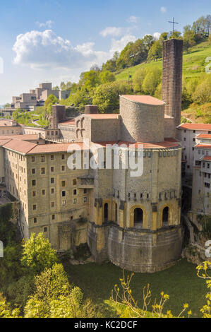 Sanctuaire d'Arantzazu se dresse sur le bord d'une falaise et dans un endroit rocailleux, à Oñati, Pays Basque. Banque D'Images