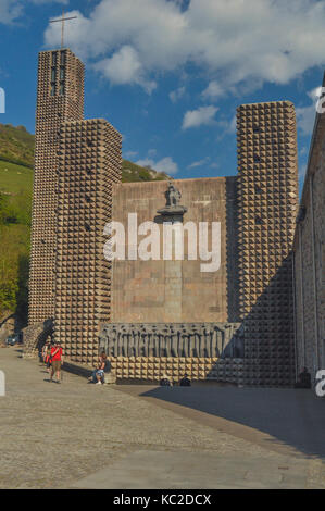 Sanctuaire d'Arantzazu se dresse sur le bord d'une falaise et dans un endroit rocailleux, à Oñati, Pays Basque. Banque D'Images