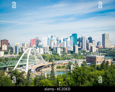 Une vue du nouveau pont Walterdale et les toits d'edmonton, Alberta, Canada. Banque D'Images