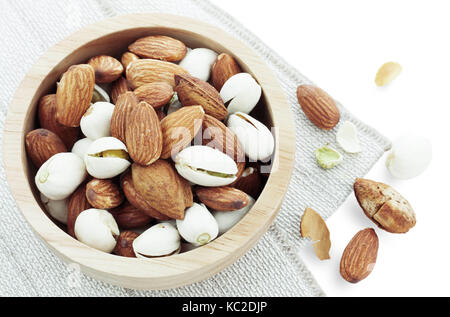 Mélange d'amandes dans un bol sur la nappe. Banque D'Images