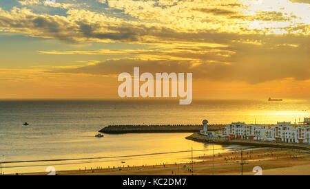 Voir de long, large plage à Agadir au coucher du soleil, le Maroc. Banque D'Images