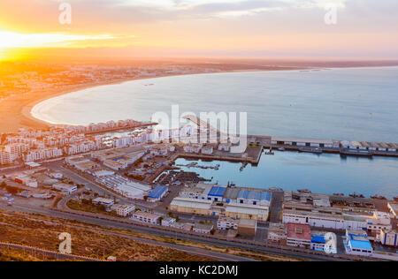 Voir de long, large plage à Agadir au lever du soleil, le Maroc. Banque D'Images