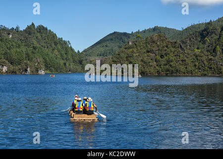 22 décembre 2014, le parc national Lagunas de Montebello, au Mexique : rafting sur les eaux bleues de cinco Lagos est une activité populaire auprès des touristes Banque D'Images