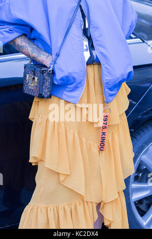 Milan, Italie - 22 septembre, 2017 Modèle : orange portant une jupe longue, une veste bleue et un sac en bandoulière pendant le défilé armani, photographié sur le Banque D'Images