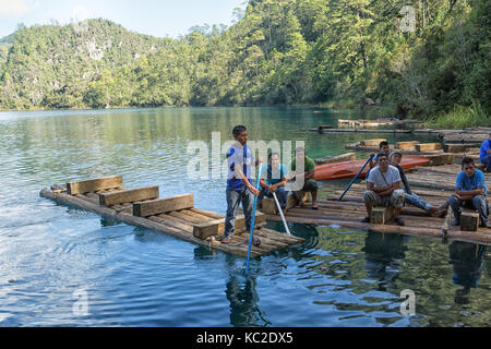 22 décembre 2014, le parc national Lagunas de Montebello, au Mexique : rafting sur les eaux bleues de cinco Lagos est une activité populaire auprès des touristes Banque D'Images