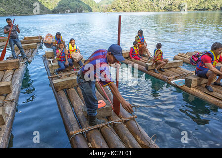 22 décembre 2014, le parc national Lagunas de Montebello, au Mexique : rafting sur les eaux bleues de cinco Lagos est une activité populaire auprès des touristes Banque D'Images