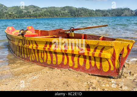 22 décembre 2014, le parc national Lagunas de Montebello, au Mexique : bateau en bois coloré sur la rive de l'eau bleu de cinco lagos est populaire avec les tour Banque D'Images