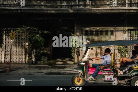 Un tuk tuk voyages les touristes dans les rues de Chinatown à Bangkok, Thaïlande Banque D'Images