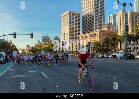 Les cyclistes et les coureurs au point de départ au pont de pont & run expo, en Californie. Banque D'Images