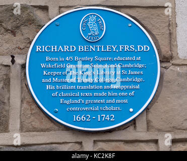 Blue plaque commémorative pour Richard Bentley Bentley au Square, Calverley Road, Oulton, Leeds, Yorkshire, Angleterre, Royaume-Uni. Banque D'Images