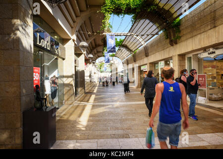 Jérusalem, Israël - 05 mai 2017 : Centre commercial mamilla, alrov mamilla avenue, rue commerçante, centre commercial en plein air à Jérusalem, Israël le 3 octobre 2016 Banque D'Images