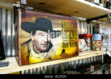 John Wayne à son effigie est affiché sur les étagères d'un magasin à Manhattan. Banque D'Images