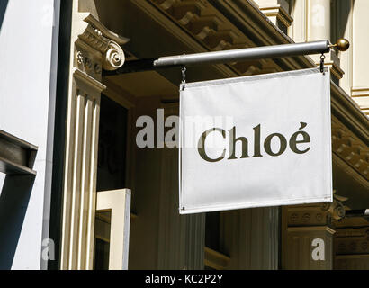 Chloe banner est suspendu au-dessus de l'entrée de leur magasin à SoHo. Banque D'Images