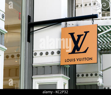 Louis Vuitton banner est suspendu au-dessus de l'entrée de leur magasin à SoHo. Banque D'Images