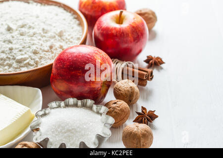 Ingrédients pour la cuisson. La sélection pour l'automne ou muffins tarte aux pommes et cannelle, selective focus. Banque D'Images