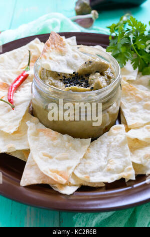 La lumière de pate alimentaire. aubergine baba ganush est un plat asiatique. Servir avec de fines sur un bol en céramique lavash. Banque D'Images