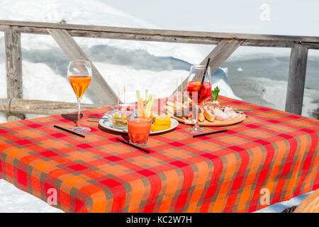 Apéritif avec des tranches, Italie, Trentin-Haut-Adige, nambino refuge. Banque D'Images