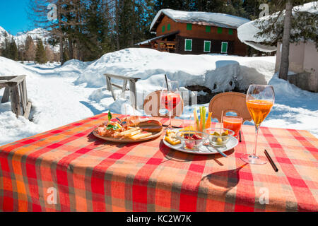 Apéritif avec des tranches, Italie, Trentin-Haut-Adige, nambino refuge. Banque D'Images