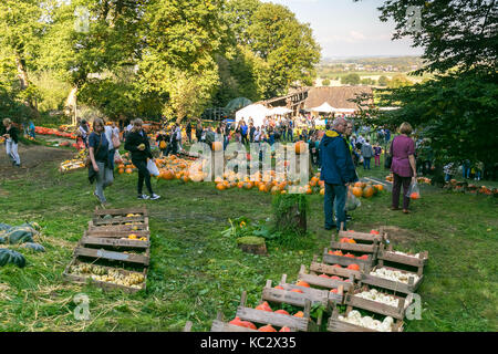 Merode, Allemagne - 23 septembre 2017 - les gens parcourir un marché à la ferme avec des citrouilles Banque D'Images