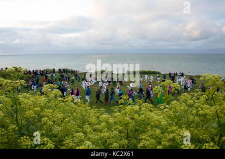 Danseurs Morris sur la colline de l'ouest dans la région de Hastings, East Sussex uk la danse de l'aube pour le premier mai Banque D'Images