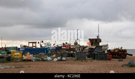 Les bateaux de pêche et les engins de pêche sur la plage à Hastings, East Sussex, Angleterre Banque D'Images
