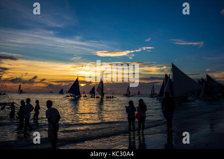 Boracay, Philippines - 16 sep 2015 : magnifique coucher de soleil sur les voiliers et les gens dans l'eau Banque D'Images