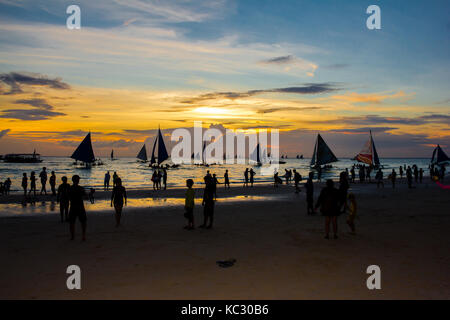 Boracay, Philippines - 16 sep 2015 : coucher de soleil sur la plage tropicale de l'île en Asie du sud-est, avec plage de sable blanc de Boracay Banque D'Images