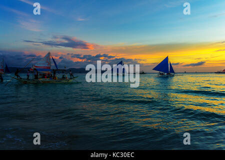 Boracay, Philippines - 16 sep 2015 : voile sur l'île de Boracay incroyable coucher du soleil. Banque D'Images