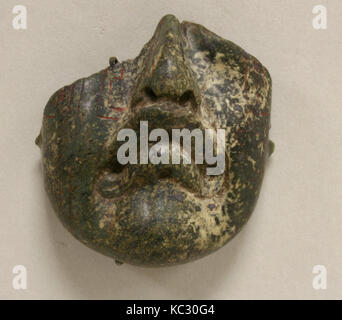 Fragment de masque, 10ème 6ème siècle avant J.-C., le Mexique, la Méso-Amérique, Olmèque, Serpentine, H. 2 3/8 x 2 5/16 x D. W.1 1/2 in. (6,1 x 5,9 x 3 Banque D'Images