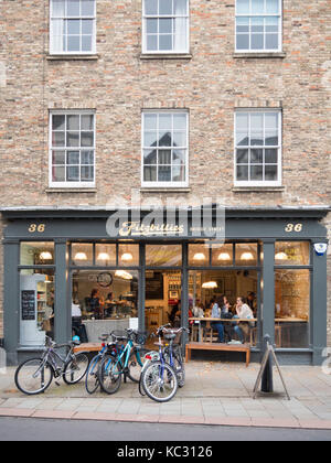 Le nouveau restaurant et café Fitzbillies dans Bridge Street Cambridge UK au crépuscule avec lampes de l'allumé Banque D'Images