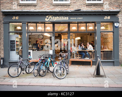 Le nouveau restaurant et café Fitzbillies dans Bridge Street Cambridge UK au crépuscule avec lampes de l'allumé Banque D'Images