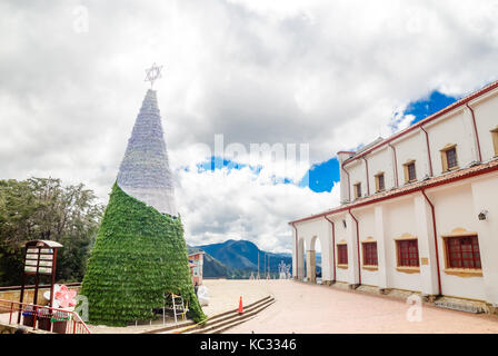 Avis sur l'arbre de Noël sur haut de Monserrate dans Bogota - Colombie Banque D'Images