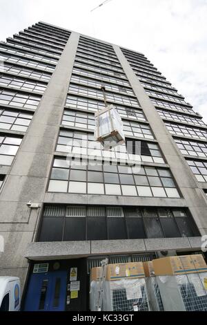 Unités de climatisation de levage par grue sur le toit d'un racleur de ciel bâtiment. Banque D'Images