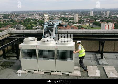 Unités de climatisation de levage par grue sur le toit d'un racleur de ciel bâtiment. Banque D'Images