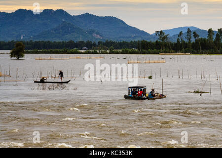 La pêche dans le coucher du soleil sur la saison des inondations, Chau Doc, An Giang. Les inondations annuelles (entre août et novembre) limon riche en éléments nutritifs en terres agricoles Banque D'Images