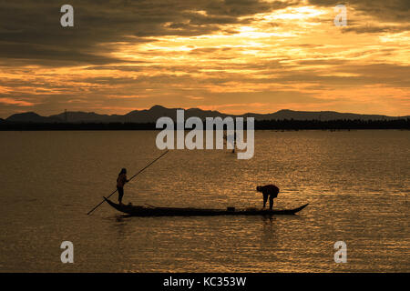 La pêche dans le coucher du soleil sur la saison des inondations, Chau Doc, An Giang. Les inondations annuelles (entre août et novembre) limon riche en éléments nutritifs en terres agricoles Banque D'Images