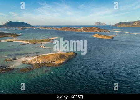 Vue aérienne de l'archipel avec la mer bleue et des plages de sable. Dans l'arrière-plan est pont, Sommaroya Sommarøya ( îles ) et ( Håja Haja ), la Norvège Banque D'Images