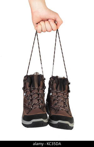 Nouvelles chaussures moderne isolé sur fond blanc. main courante par des lacets de chaussures de trekking. nouvelle vente chaussure arrière-plan. Banque D'Images