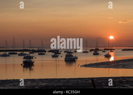 Un beau lever de soleil est capturé sur le premier jour de l'automne astronomique sur la tamise à Gravesend. Comprend : atmosphère où : Gravesend, Royaume-Uni Quand : 01 sep 2017 source : wenn.com Banque D'Images