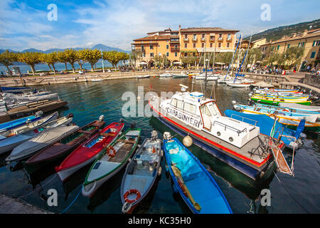 Au port de Torri del Benaco, lac de Garde, Vénétie Italie Banque D'Images