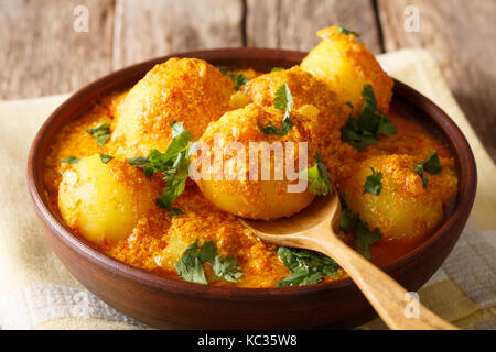 De pommes de terre délices indiens dum aloo dans curry sauce close-up horizontale dans un bol. Banque D'Images