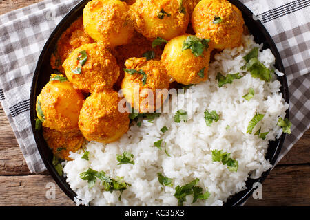 Pommes de terre épicées fraîchement préparés ou curry épicé et chaud dum aloo avec du riz de près. haut horizontale Vue de dessus Banque D'Images