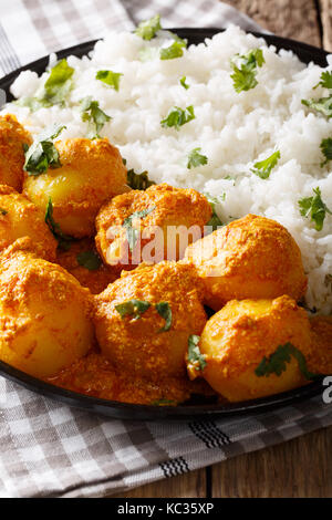 La cuisine indienne : végétarien kashmiri dum aloo pommes de terre avec du riz sur la table. vertical Banque D'Images