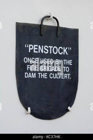 Une ancienne conduite forcée sur un mur dans le village de Norton verts, Northamptonshire, England, UK Banque D'Images