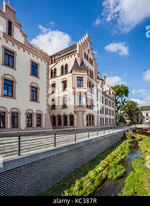 L'Allemagne, en Rhénanie du Nord-Westphalie, Dortmund-Hörde, vue sur le château avec brook Hörde Hörde Banque D'Images
