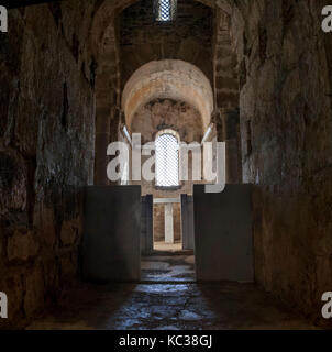 Alcuescar, Espagne - 17 septembre 2017 : Basilique wisigothe de Santa Lucia del Trampal, Alcuescar, Espagne. Chapelle Centrale Banque D'Images