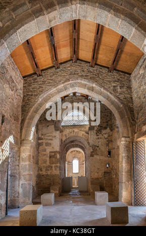 Alcuescar, Espagne - 17 septembre 2017 : Basilique wisigothe de Santa Lucia del Trampal. Vue sur la nef principale Banque D'Images