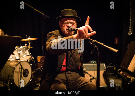 Le groupe de rock américain pere ubu effectue un concert live blå à Oslo. ici chanteur auteur-compositeur et musicien David Thomas est vu sur scène. la Norvège, 25/03 2016. Banque D'Images