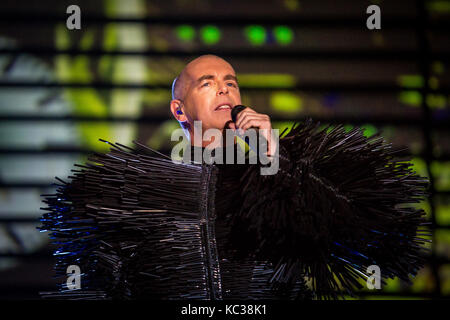 La pop électronique et chambre duo pet shop boys se compose des deux musiciens Neil Tennant (photo) et Chris Lowe, qui ici effectuer un concert live au festival de musique allemand au festival de Berlin 2013. Allemagne, 06/09 2013. Banque D'Images